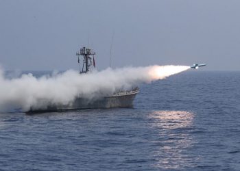 شلیک انواع موشک‌های کروز  در رزمایش ارتش ایران