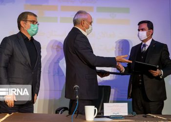 تصاویر امضای تفاهم‌نامه بین تجار کرمانشاه و حلبچه