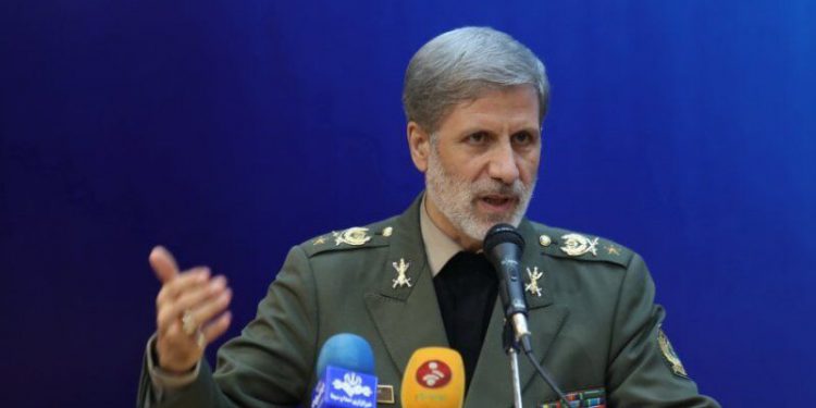 وزیر دفاع : 800 محصول دفاعی به برکت انقلاب اسلامی در کشور تولید می شود