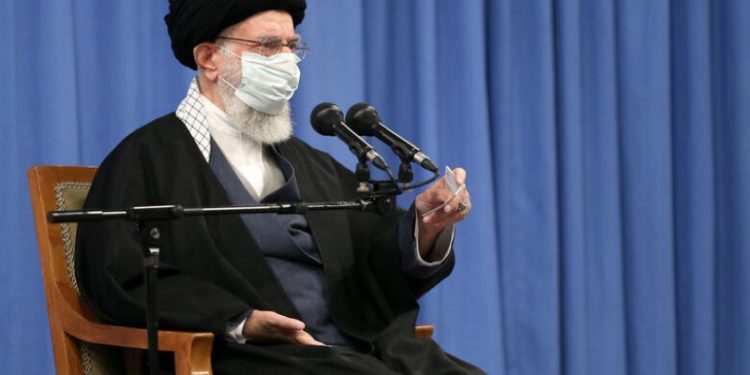 رهبر انقلاب: دو صدایی ایجاد نشود