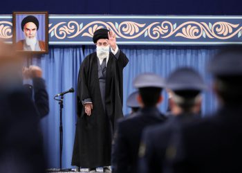 رهبر انقلاب: تمامی تحریم‌ها را بردارند به برجام برمی‌گردیم