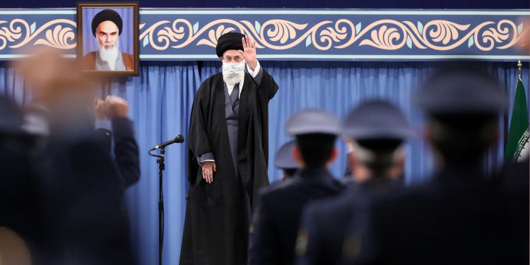 رهبر انقلاب: تمامی تحریمها را بردارند به برجام برمیگردیم