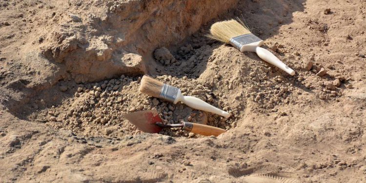 کشف ابزارهای سنگی انسان نئاندرتال و سنگواره کرگدن در غار کرمانشاه