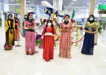 برگزاری مراسم استقبال از اولین مسافران نوروزی در فرودگاه سنندج