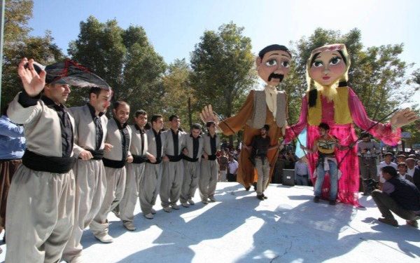تئاتر خیابانی مریوان نقش تاثیرگذاری در رونق گردشگری کردستان دارد