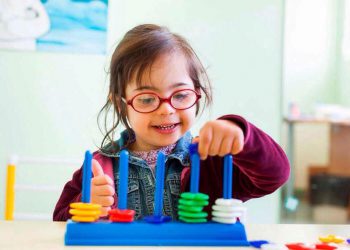 کودکان مبتلا به اوتیسمِ متوسط بیشتر به حمایت خانواده و دیگران نیازمند هستند