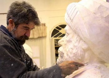 تندیس طلایی شهر ادبی سلیمانیه در دستان «هادی ضیاءالدینی»