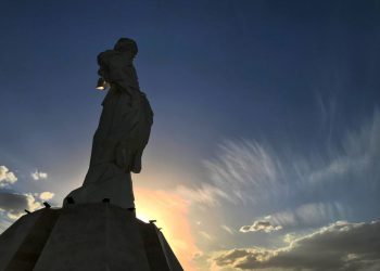 رونمایی از پیکرە ایثار و مقاومت مردم کردستان در دامنه آبیدر سنندج