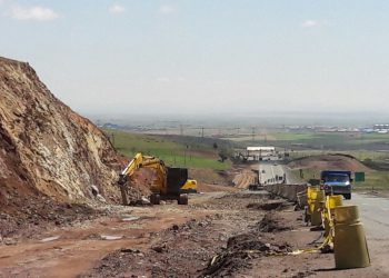 پروژه ساخت چهارخطه گردنه صلوات آباد سنندج 80 درصد پیشرفت دارد