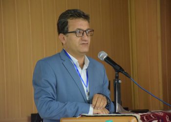 استاد دانشگاه کردستان جایزه ویژە فستیوال گلاویژ سلیمانیه را دریافت می‌کند