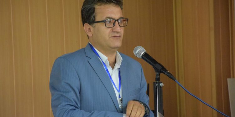 استاد دانشگاه کردستان جایزه ویژە فستیوال گلاویژ سلیمانیه را دریافت میکند