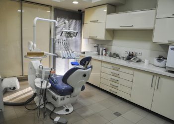 یک مطب دندانپزشکی غیرمجاز در سنندج پلمب شد