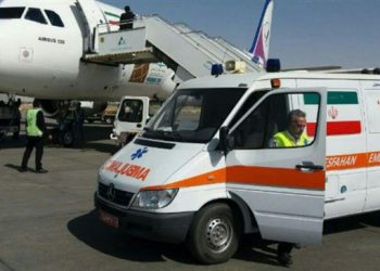 انتقال سرباز مجروح در حادثه انفجار مین توسط هواپیمای اورژانس به بیمارستان