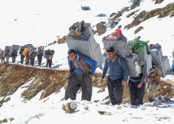 کولبری به هیچ وجه در شأن مردم کردستان نیست