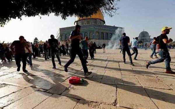 شهرکنشینان صهیونیست با حمایت نظامیان به مسجدالاقصی یورش بردند