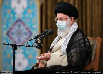 رهبر معظم انقلاب: نبایستی برنامه‌های داخلی را به همراهی غرب موکول کرد