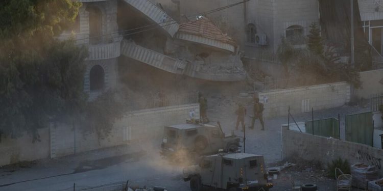 نیروهای رژیم صهیونیستی، خانه فلسطینیان را منفجر میکنند