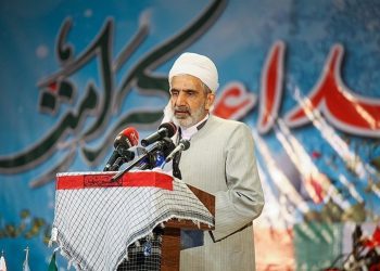 امام جمعه سنندج: انتصاب دریادار «شهرام ایرانی» توسط رهبری دریچه‌ای روشن برای اهل سنت است