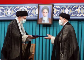 رهبر انقلاب حکم تنفیذ حجت الاسلام رییسی را اعطا کردند