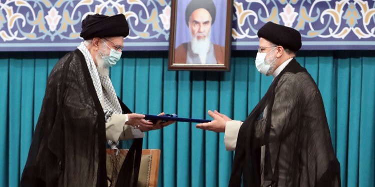 رهبر انقلاب حکم تنفیذ حجت الاسلام رییسی را اعطا کردند