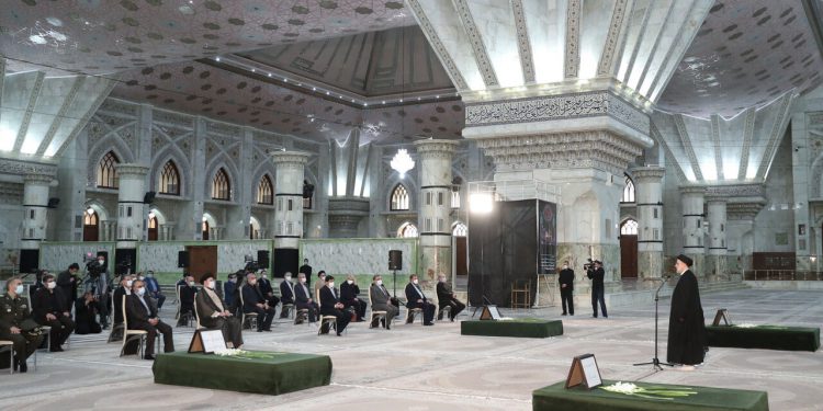 با حضور در حرم بنیانگذار انقلاب اسلامی انجام شد؛ تجدید میثاق آیت الله رئیسی و اعضای دولت با آرمانهای امام (ره) و شهدا