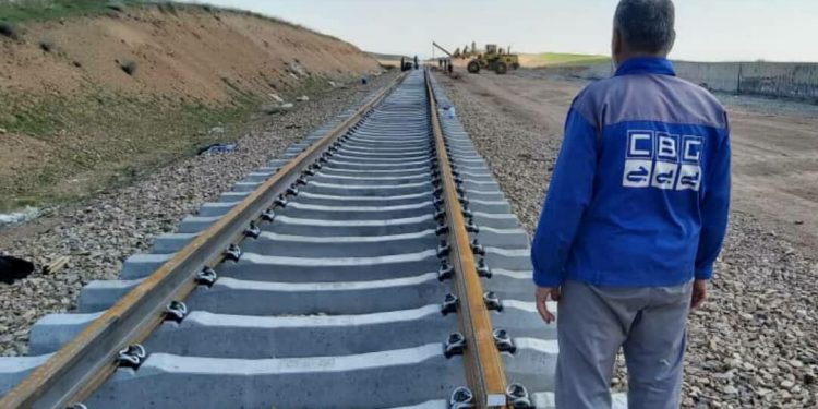 ریل‌گذاری راه آهن همدان به سنندج تا ۱۵ مهر به اتمام می‌رسد