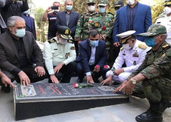 فرمانده نیروی دریایی ارتش در سنندج: نیروهای مسلح مانند ید واحد در برابر دشمنان ایستاده‌اند