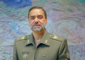 وزیر دفاع و پشتیبانی نیروهای مسلح: پیشرفت‌های صنایع دفاعی و نظامی منطقه و جهان را پایش می‌کنیم