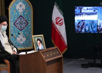 رهبر انقلاب: کسانی که با توهم تکیه به دیگران به دنبال امنیت هستند بدانند که سیلی خواهند خورد