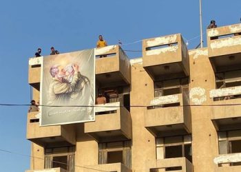 معترضان عراقی تصویر شهیدان حاج قاسم و ابومهدی را به اهتزاز درآوردند