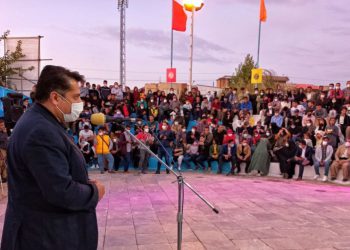 هنرمند می‌تواند متعهدانه و دلسوزانه مشکلات جامعه را بیان کند