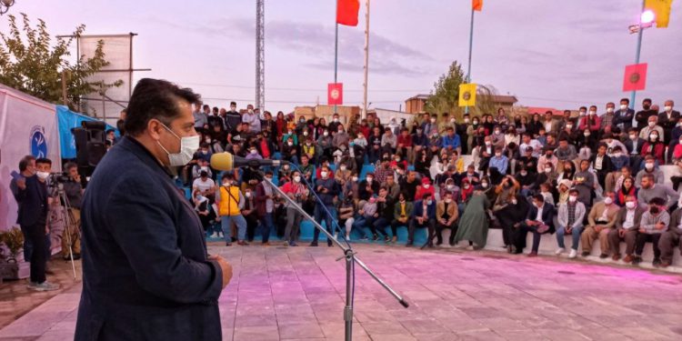 هنرمند میتواند متعهدانه و دلسوزانه مشکلات جامعه را بیان کند