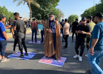 اعتراضات عراق؛ از لگدمال شدن پرچم‌ آمریکا و اسرائیل تا برپایی چادرهای تحصن