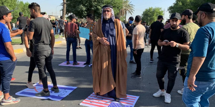 اعتراضات عراق؛ از لگدمال شدن پرچم آمریکا و اسرائیل تا برپایی چادرهای تحصن