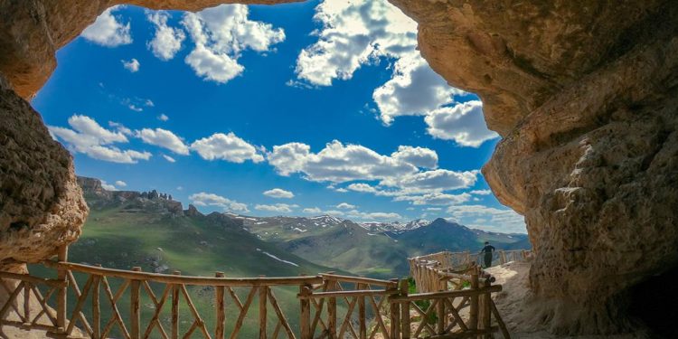  شناسایی و اکتشاف بیش از 90 غار در استان کردستان 