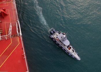 توقیف کشتی خارجی حامل سوخت قاچاق در آب‌های پارسیان/ ۱۱ خدمه دستگیر شدند