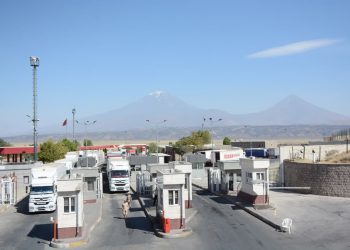 گمرک بازرگان با ۸۶ هزار تن صادرات، پیونددهنده تجارت داخلی و خارجی