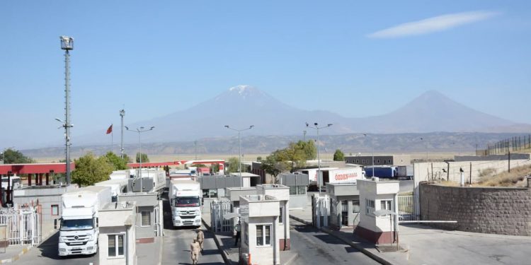 گمرک بازرگان با ۸۶ هزار تن صادرات، پیونددهنده تجارت داخلی و خارجی