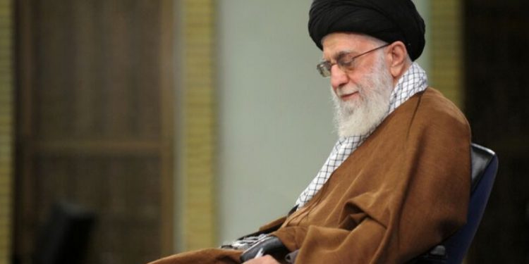 رهبر معظم انقلاب اسلامی در دیدار دست‌اندرکاران کنگره سه هزار شهید استان ایلام تاکید کردند: پیام شهیدان باید اتحاد ملت و احساس مسئولیت مسئولان را بیشتر کند