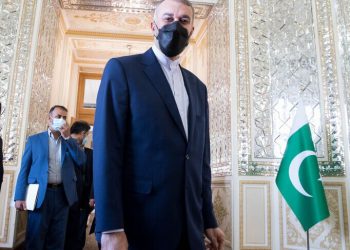 وزیر خارجه برای شرکت در نشست اضطراری کشورهای اسلامی وارد اسلام‌آباد شد