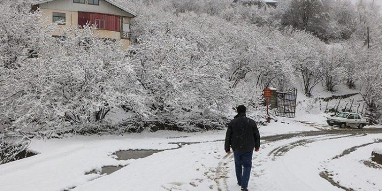 آغاز بارش برف و باران در ۱۱ استان/ هشدار آبگرفتگی و کولاک برف