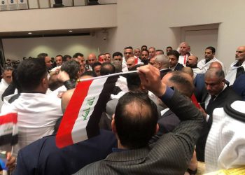 نخستین جلسه پارلمان جدید عراق به درگیری بین نمایندگان کشیده شد