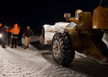 کولاک برف سه محور مواصلاتی مهاباد را مسدود کرد/ رانندگان از ورود به جاده خودداری کنند