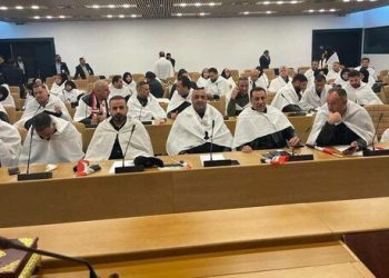 اولین جلسه پارلمان عراق؛صدری‌ها با پوشیدن کفن وارد شدند