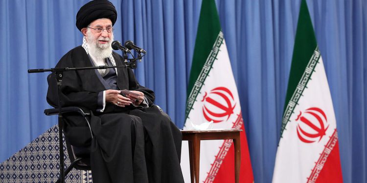 رهبر معظم انقلاب: مقابله با تحریف واقعیت‌ها از سوی دشمن نیازمند تهاجم ترکیبی و جهاد تبیین است