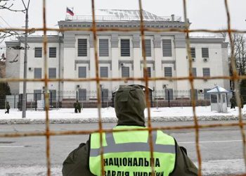 دیپلمات‌های روس اوکراین را ترک می‌کنند