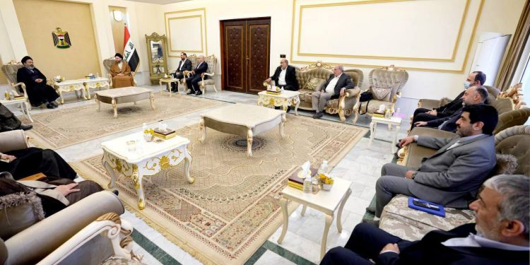 در دیدار حکیم و نماینده ولی فقیه در امور حج و زیارت؛ ایران و عراق، راههای تسهیل سفر زائران عتبات عالیات را بررسی کردند