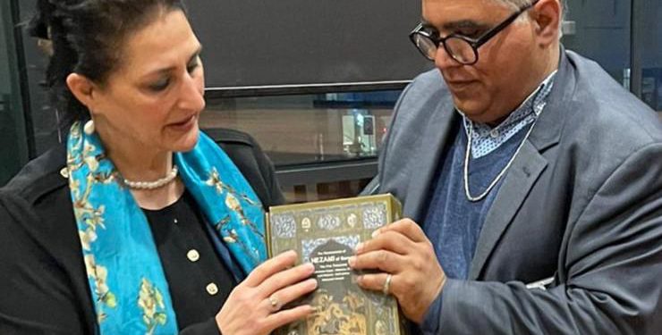 قرائت اشعار «نظامی گنجوی» و «مولانا» در جشنواره بینالمللی شعر «لاهه» هلند