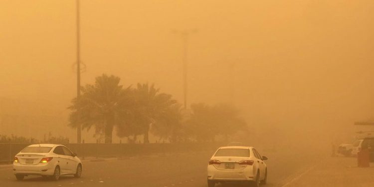 آسمان اقلیم کردستان آجری رنگ شد؛ تعطیلی فرودگاه های اربیل و سلیمانیه تا فرونشستن غبار