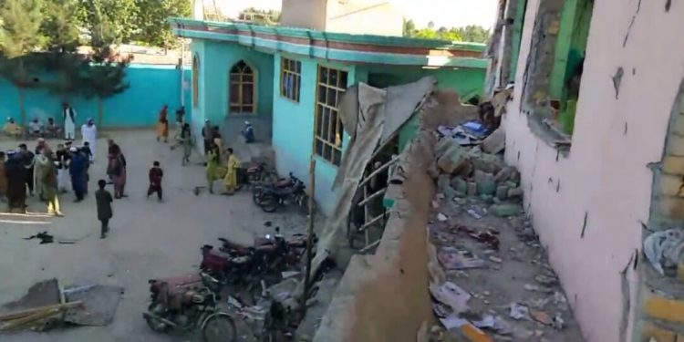 افزایش تلفات حمله انتحاری در قندوز افغانستان؛ آمار کشته شدگان به ۳۳ تن رسید